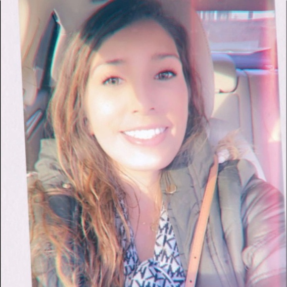 Meet your Posher, Monica - Picture 2 of 7